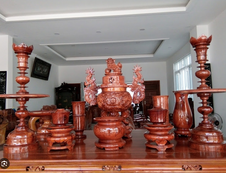bàn thờ gỗ và đèn thờ gỗ